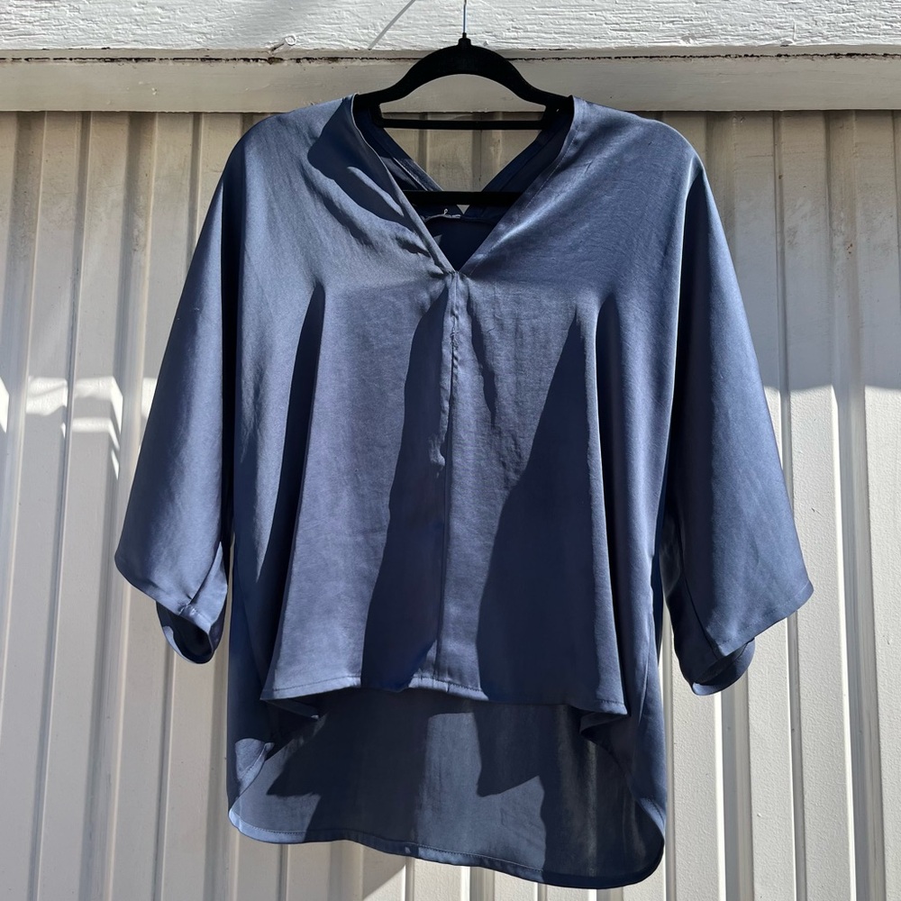 THE RESET R LABEL blue silky satin‎ boxy v neck hi log cropped shirt blouse